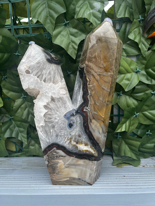 Large unique stunning UV reactive Volcano Agate piece
