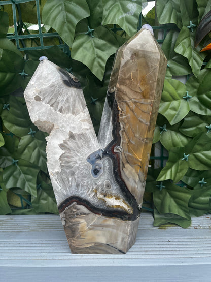 Large unique stunning UV reactive Volcano Agate piece